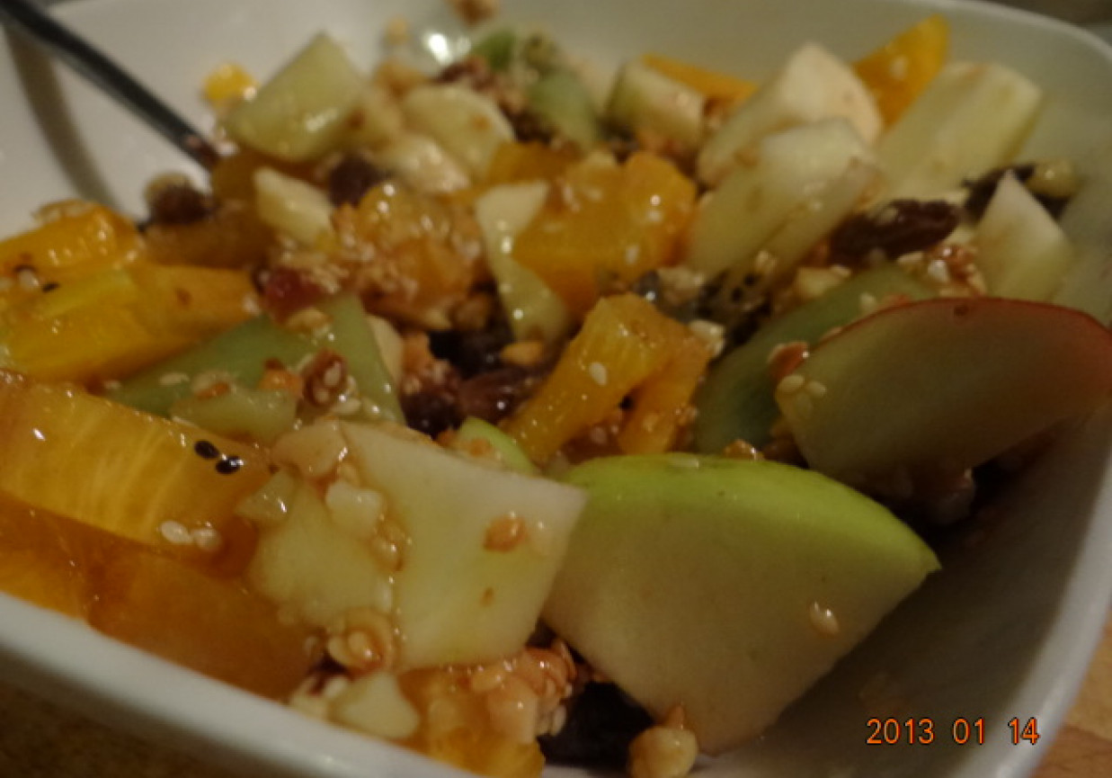 sałatka owocowa w sosie miodowo sezamowym foto