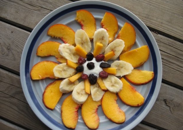 Fotografia przedstawiająca sałatka owocowa wakacyjna