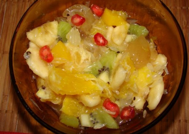 Fotografia przedstawiająca sałatka owocowa z imbirem