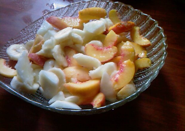 Fotografia przedstawiająca Sałatka owocowa z jabłkami i brzoskwiniami