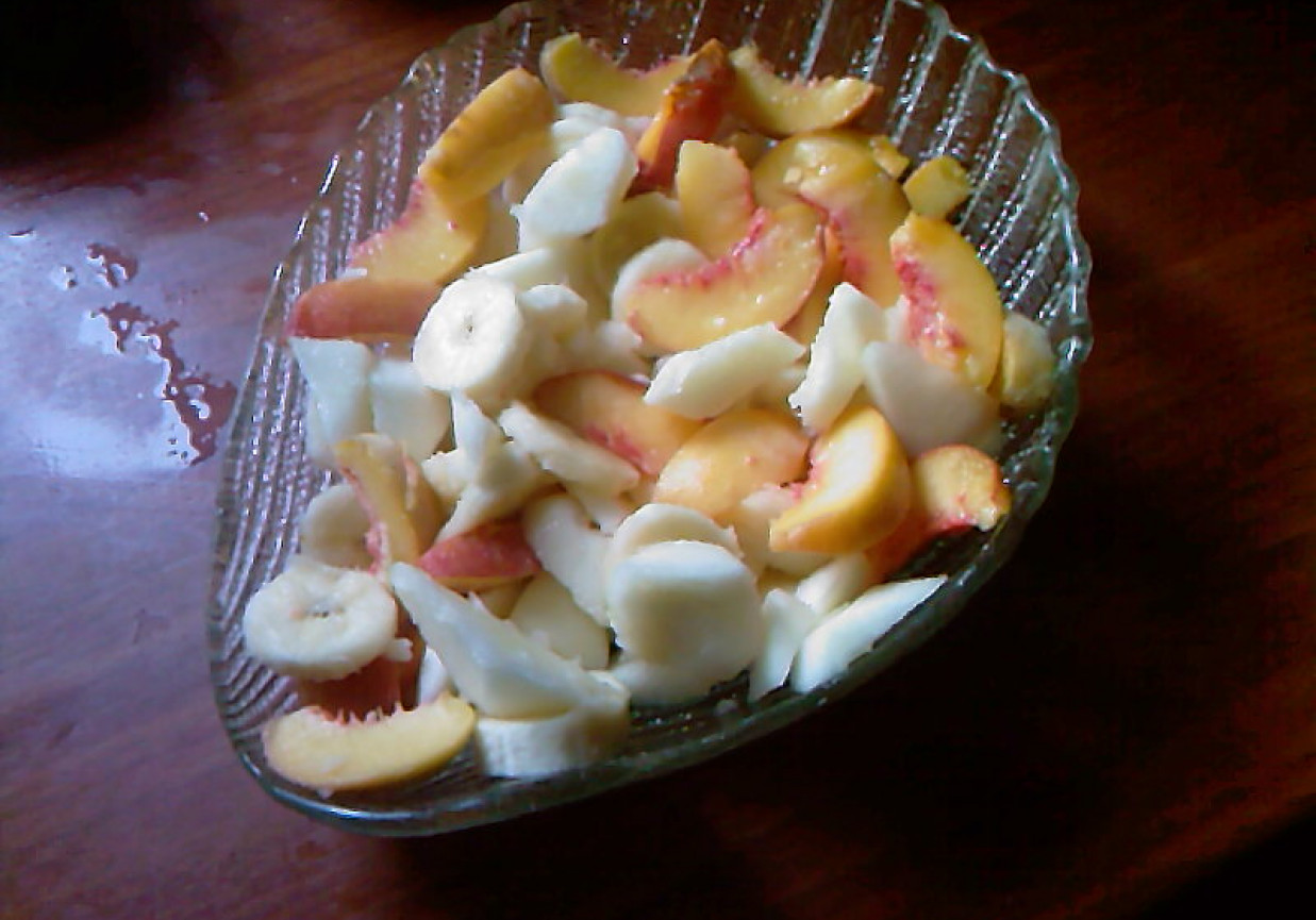 Sałatka owocowa z jabłkami i brzoskwiniami foto