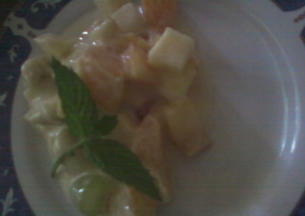 Fotografia przedstawiająca Sałatka owocowa z jogurtem brzoskwiniowym.