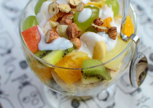 Fotografia przedstawiająca Sałatka owocowa z jogurtem i orzechami