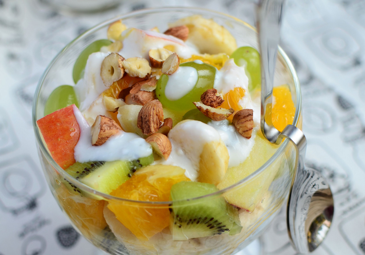 Sałatka owocowa z jogurtem i orzechami  foto