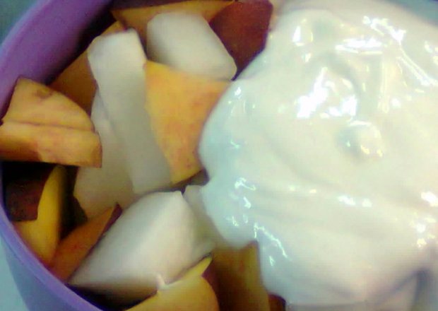 Fotografia przedstawiająca Sałatka owocowa z jogurtem miodowym