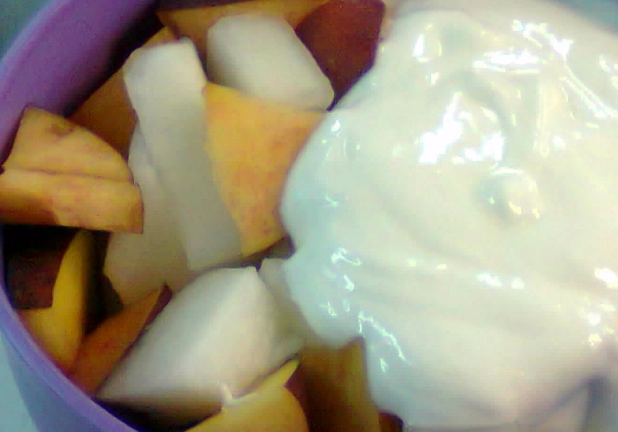 Sałatka owocowa z jogurtem miodowym foto