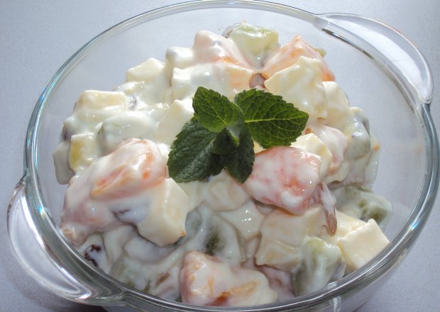 Fotografia przedstawiająca Sałatka owocowa z jogurtem
