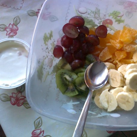 Krok 3 - Sałatka owocowa z jogurtem foto