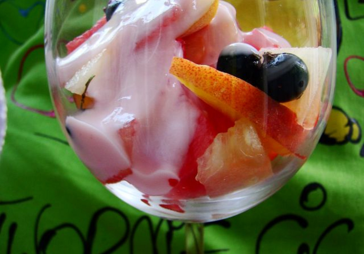 Sałatka owocowa z jogurtem foto