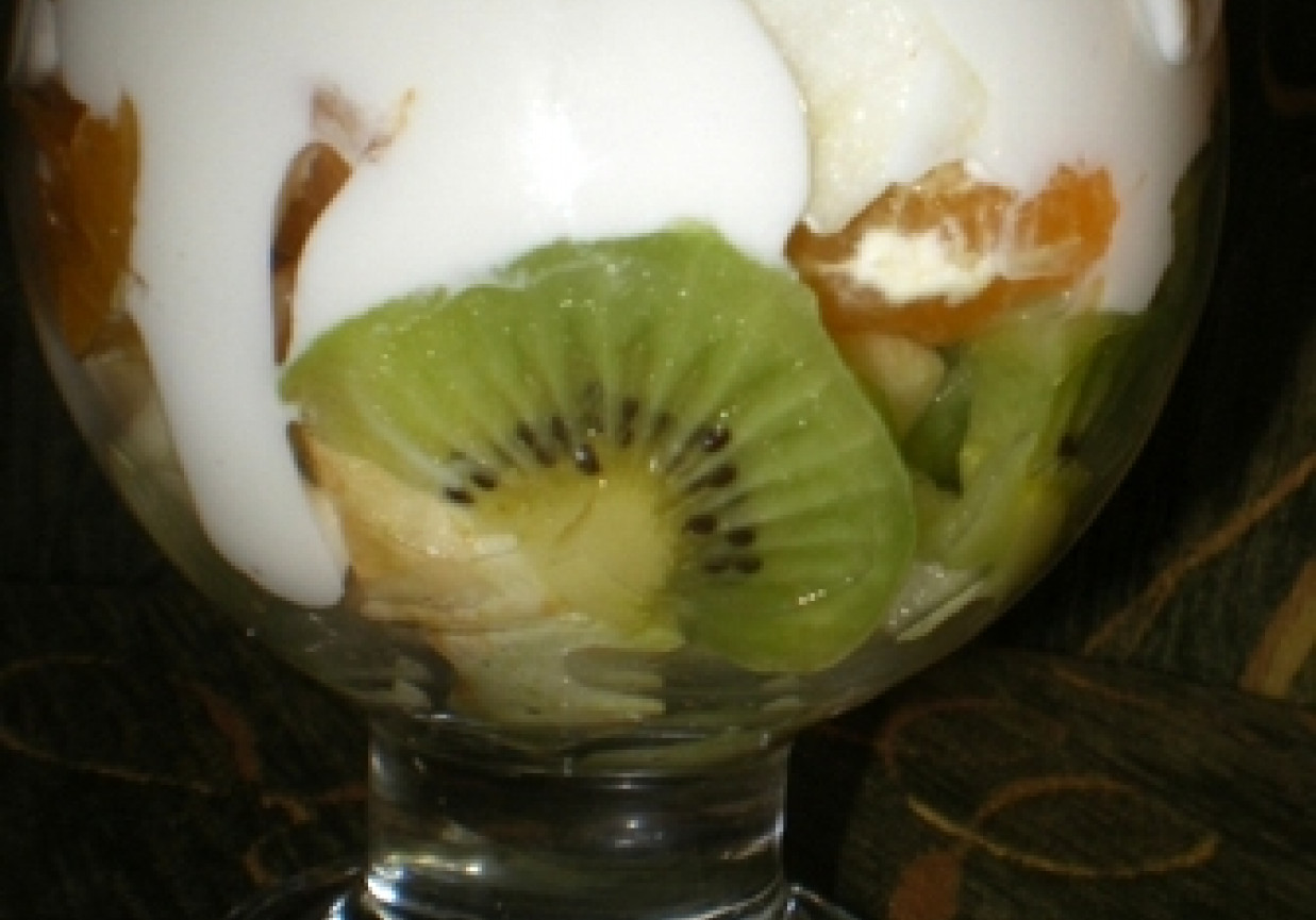 Sałatka owocowa z jogurtem foto