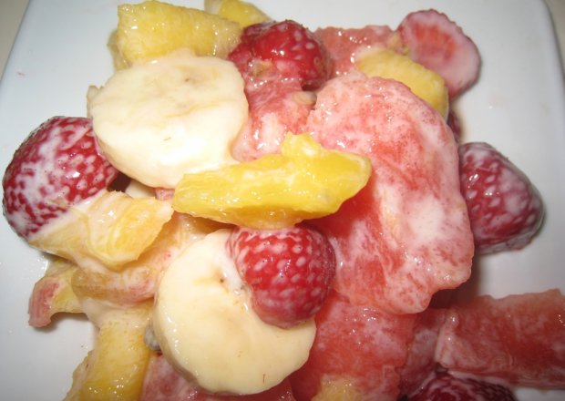 Fotografia przedstawiająca Sałatka owocowa z jogurtem