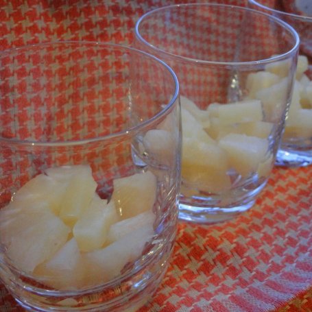 Krok 3 - Sałatka owocowa z jogurtowym sosem i otrębami granulowanymi foto