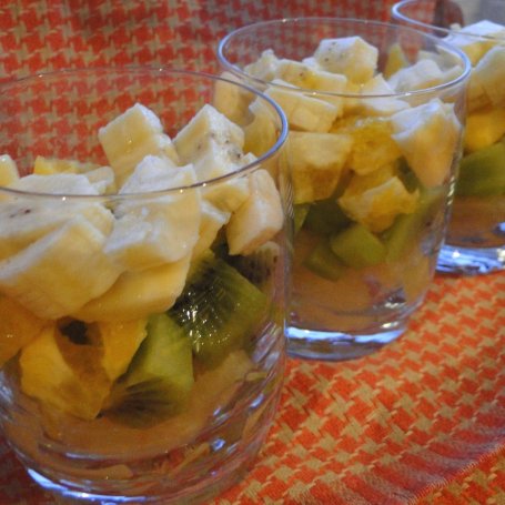 Krok 4 - Sałatka owocowa z jogurtowym sosem i otrębami granulowanymi foto