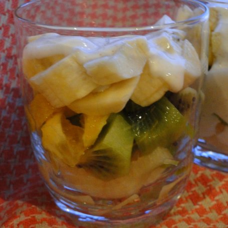 Krok 5 - Sałatka owocowa z jogurtowym sosem i otrębami granulowanymi foto