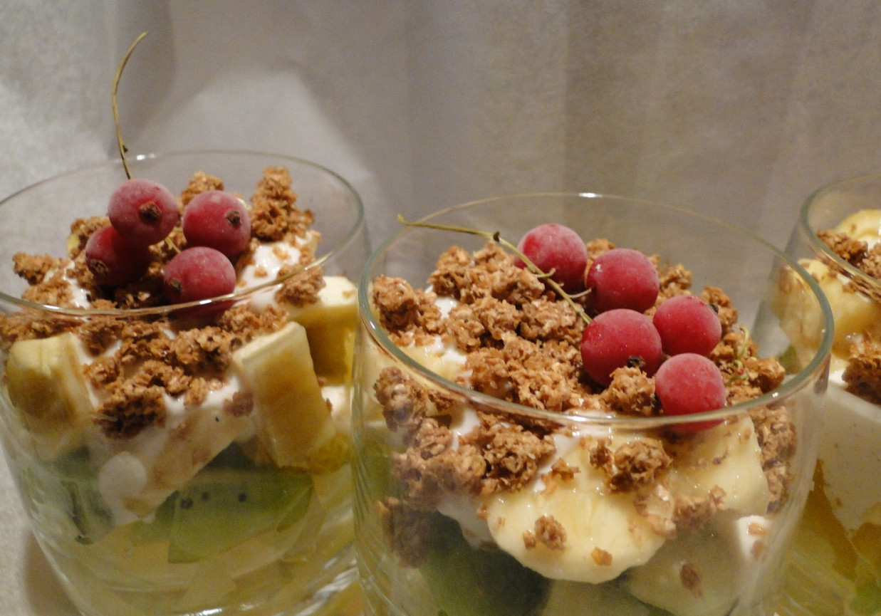 Sałatka owocowa z jogurtowym sosem i otrębami granulowanymi foto