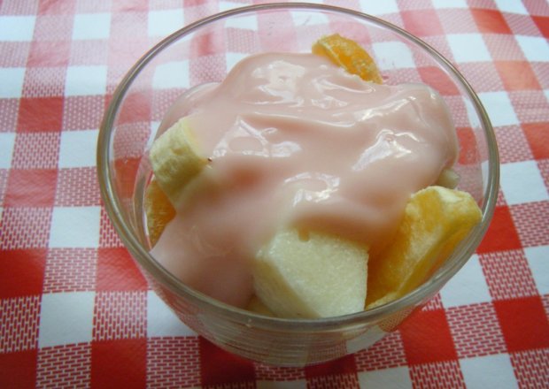 Fotografia przedstawiająca Sałatka owocowa z kaszą manną i jogurtem