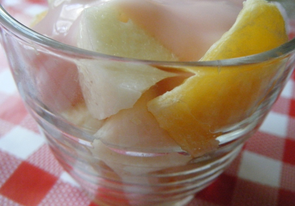 Sałatka owocowa z kaszą manną i jogurtem foto