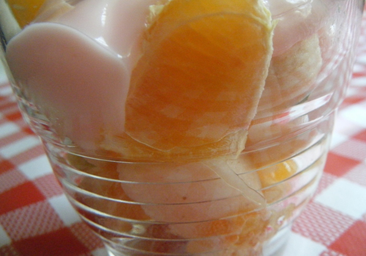 Sałatka owocowa z kaszą manną i jogurtem foto