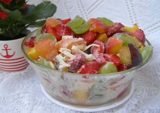 Fotografia przedstawiająca sałatka owocowa z makaronem i jogurtem...