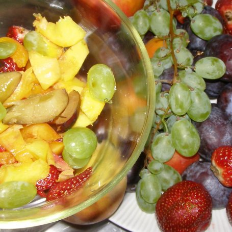 Krok 2 - sałatka owocowa z makaronem i jogurtem... foto