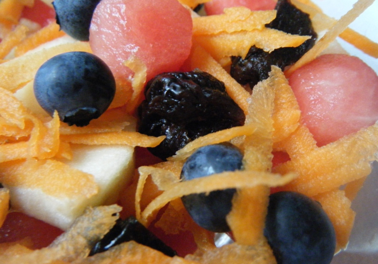 Sałatka owocowa z marchewką foto