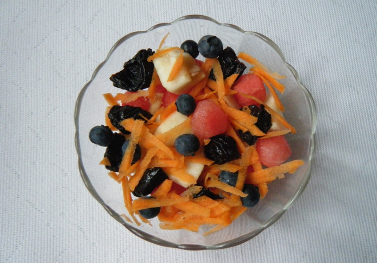 Sałatka owocowa z marchewką foto