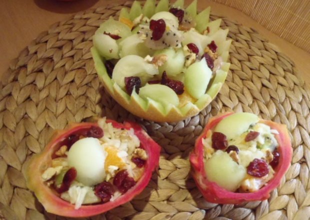 Fotografia przedstawiająca Sałatka owocowa z melonem i owocem pitahaya