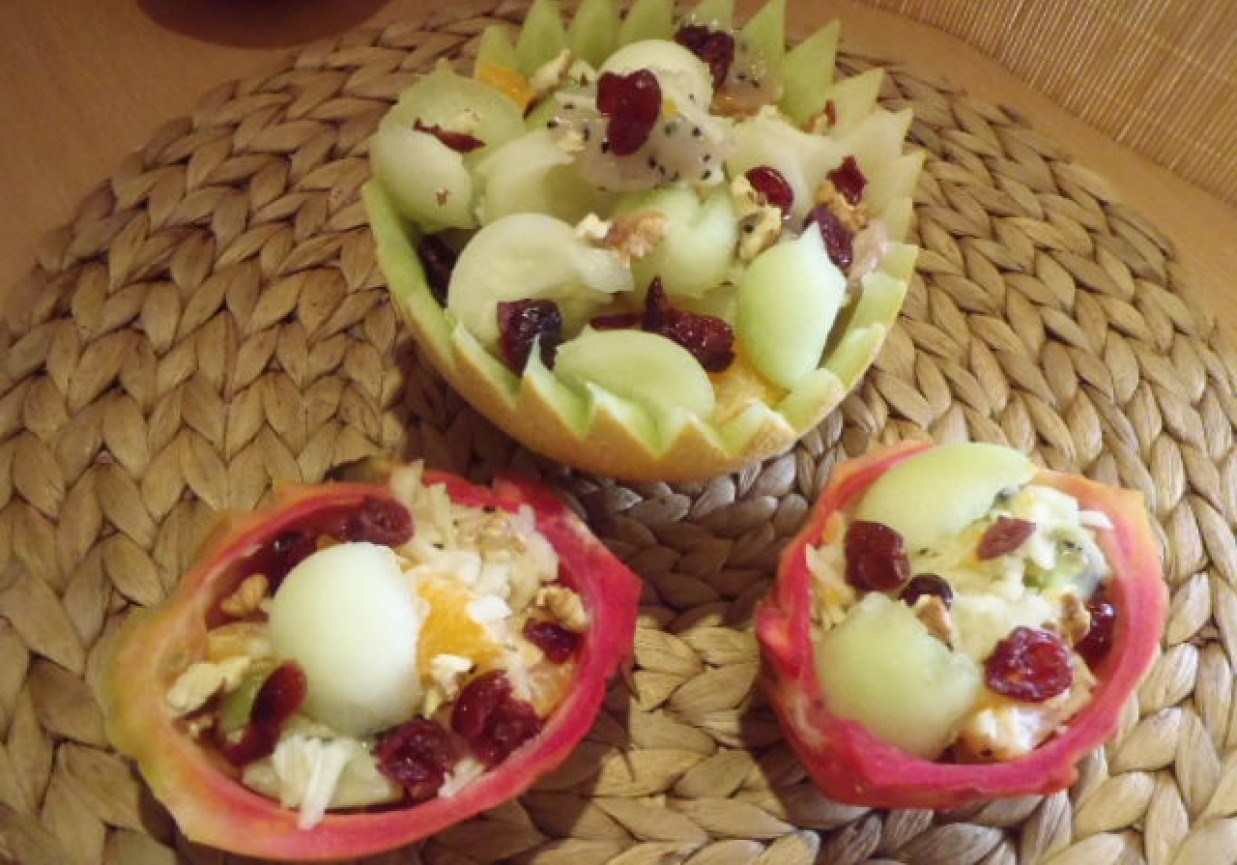 Sałatka owocowa z melonem i owocem pitahaya foto
