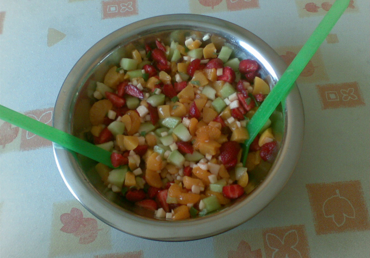 Sałatka owocowa z melonem i truskawkami foto