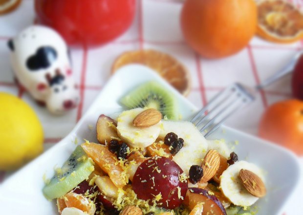 Fotografia przedstawiająca Sałatka owocowa z migdałami i nutą cytryny