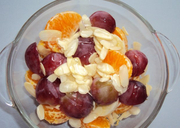 Fotografia przedstawiająca Sałatka owocowa z migdałami