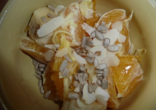 Fotografia przedstawiająca sałatka owocowa z migdałami