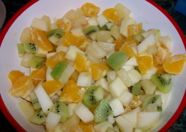 Fotografia przedstawiająca sałatka owocowa z miodzikiem