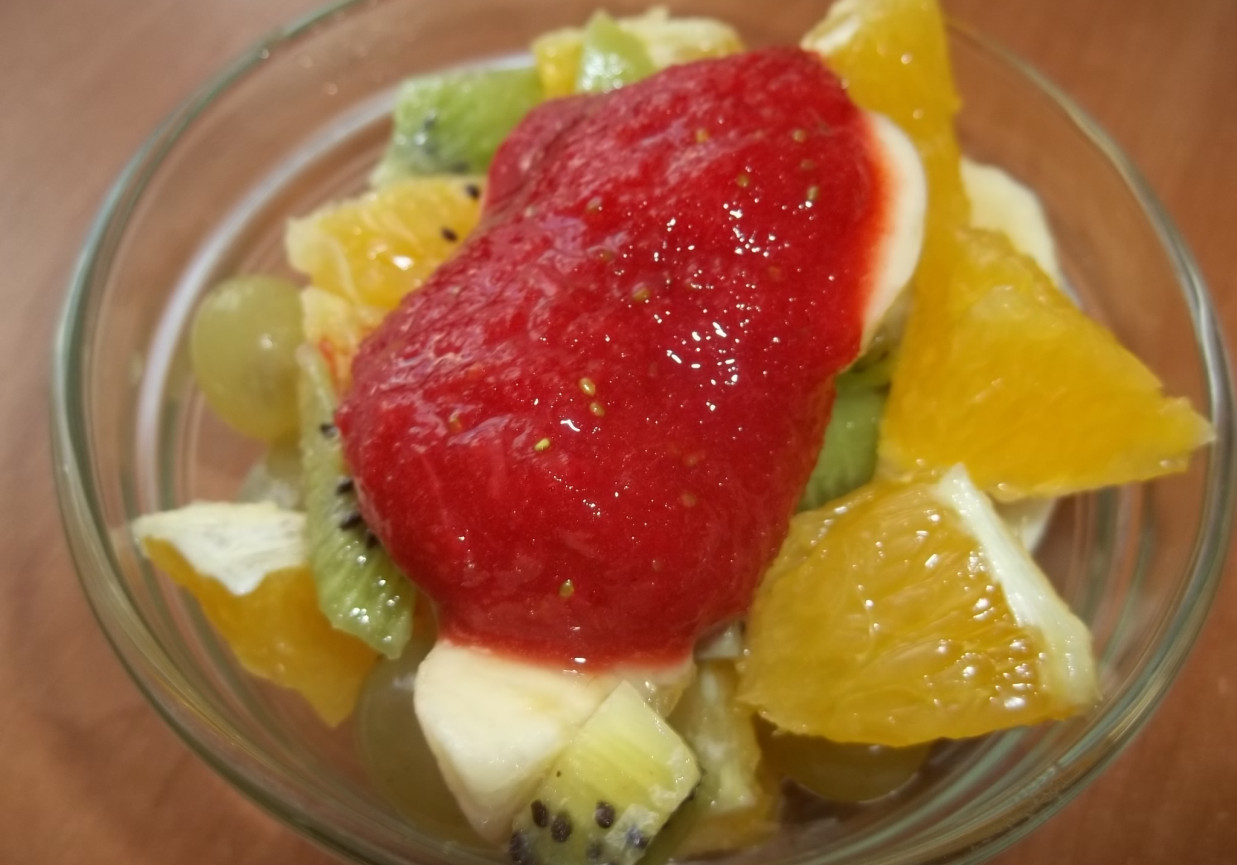 Sałatka owocowa z musem truskawkowym foto