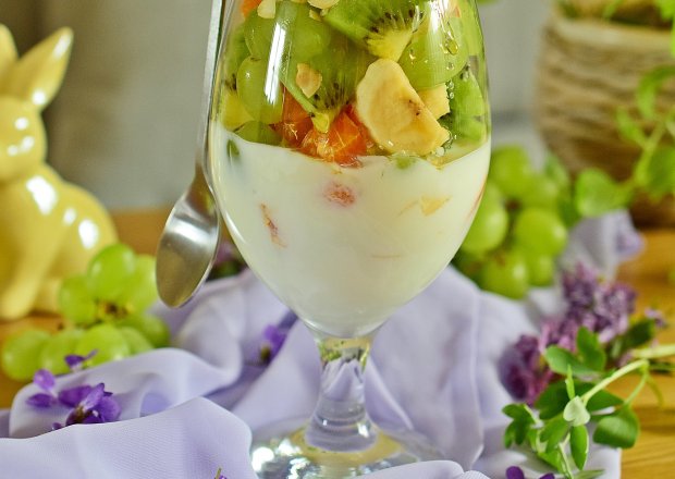 Fotografia przedstawiająca Sałatka owocowa z naturalnym jogurtem i prażonymi migdałami