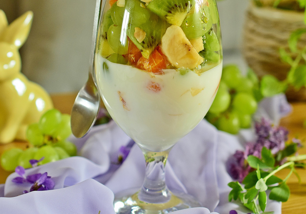 Sałatka owocowa z naturalnym jogurtem i prażonymi migdałami foto