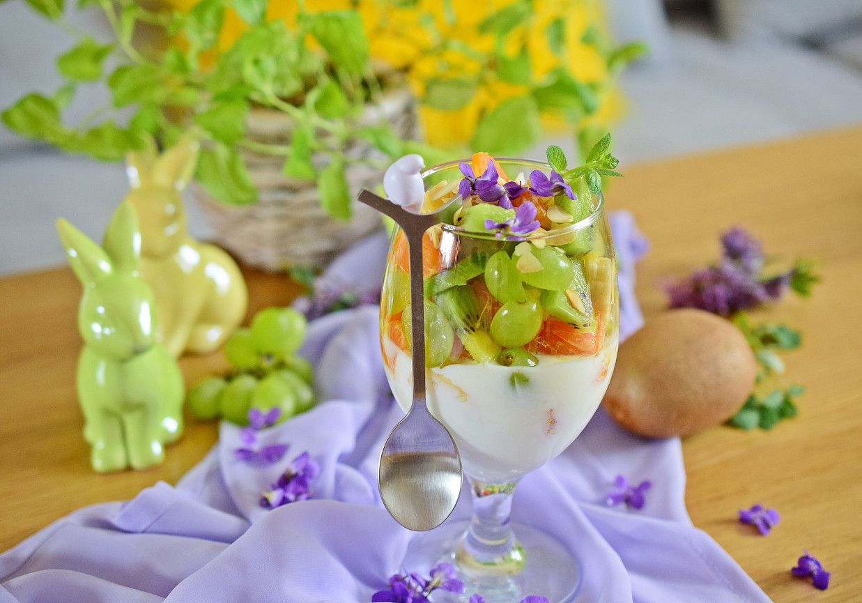 Sałatka owocowa z naturalnym jogurtem i prażonymi migdałami foto