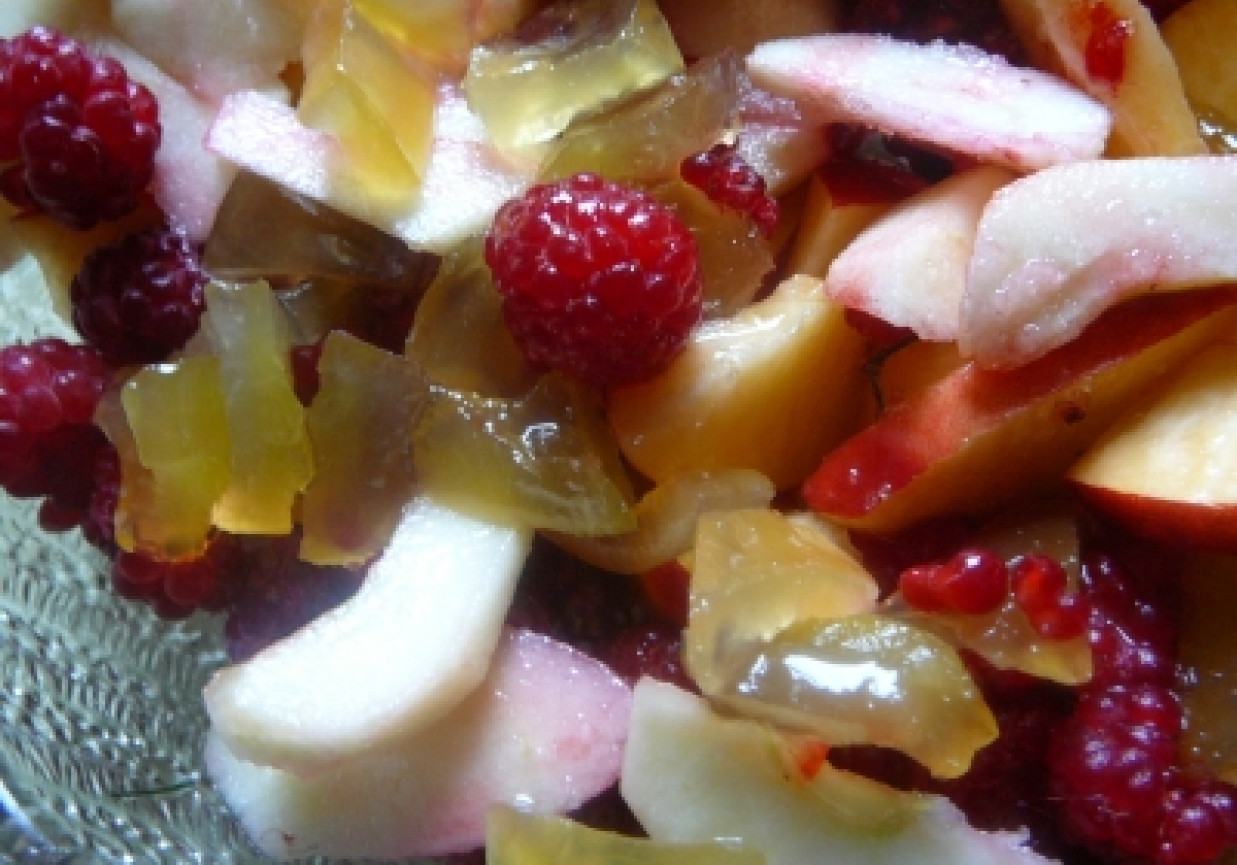 sałatka owocowa z papierówkami i nektarynkami foto