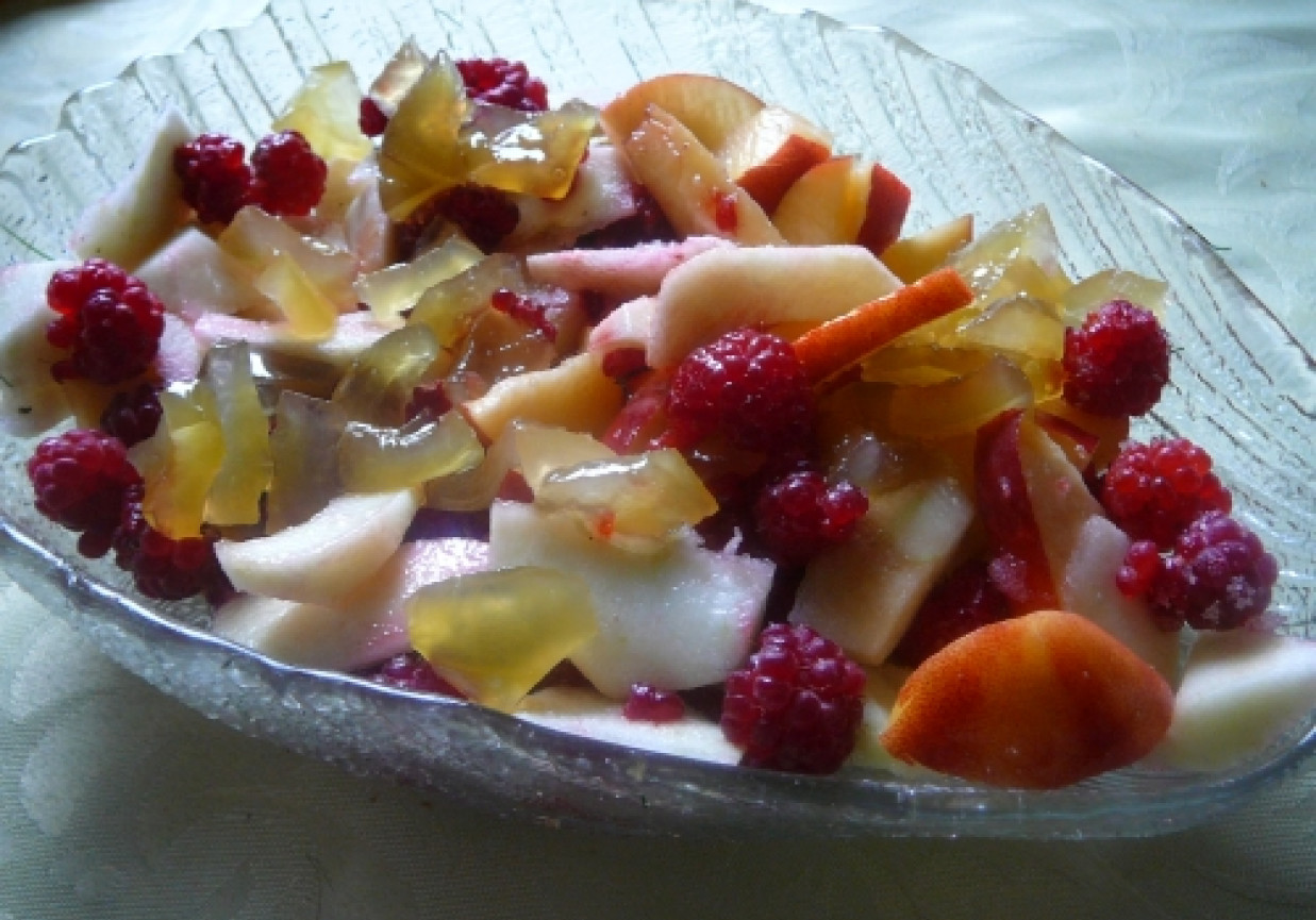 sałatka owocowa z papierówkami i nektarynkami foto