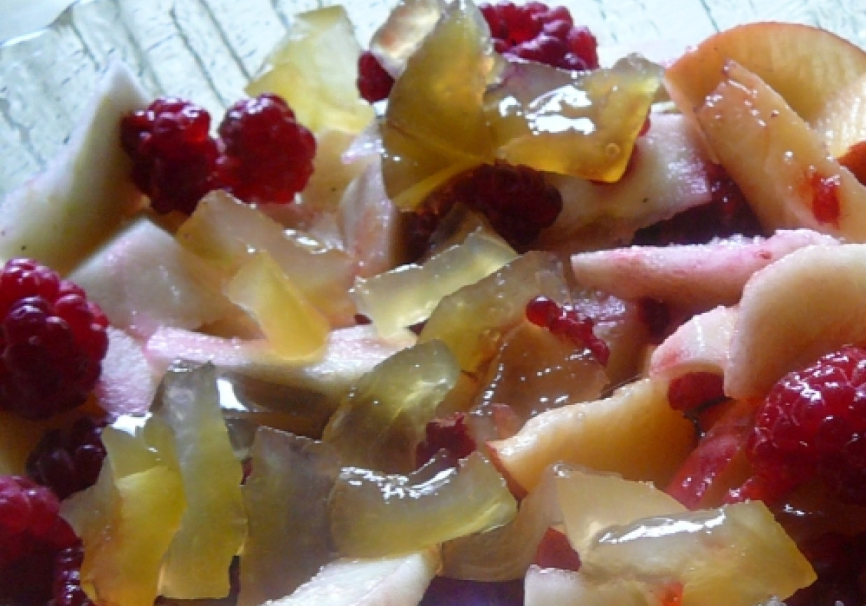 sałatka owocowa z papierówkami i nektarynkami foto