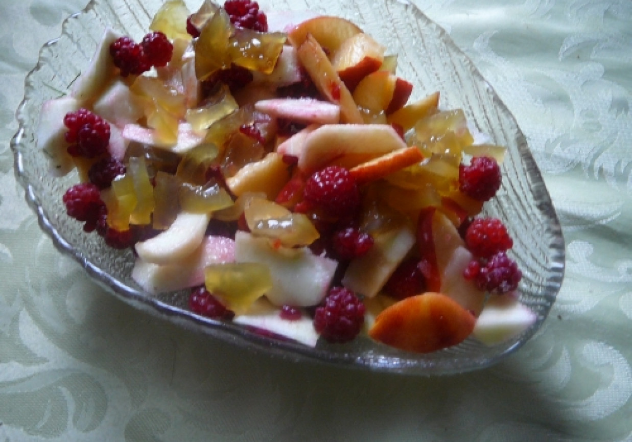 sałatka owocowa z papierówkami i nektarynkami foto