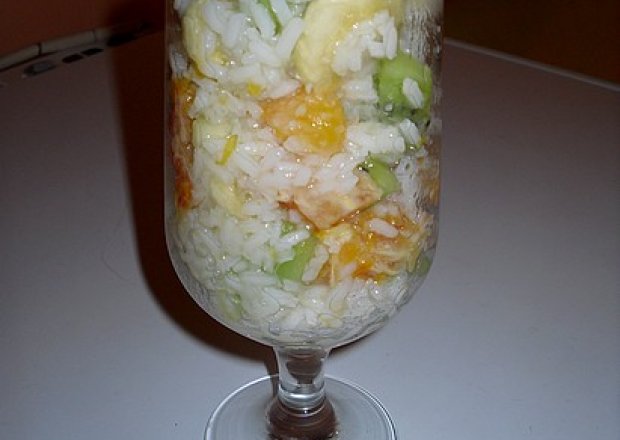 Fotografia przedstawiająca Sałatka owocowa z ryżem