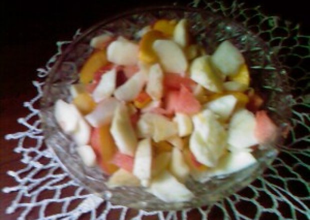 Fotografia przedstawiająca Sałatka owocowa z sokiem jabłkowym