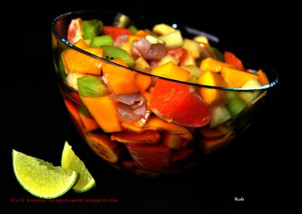 Fotografia przedstawiająca Sałatka owocowa z sosem rumowym