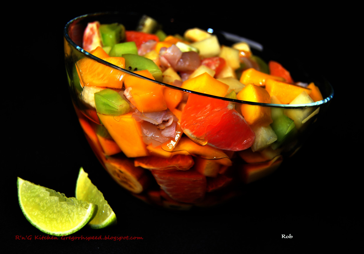 Sałatka owocowa z sosem rumowym foto