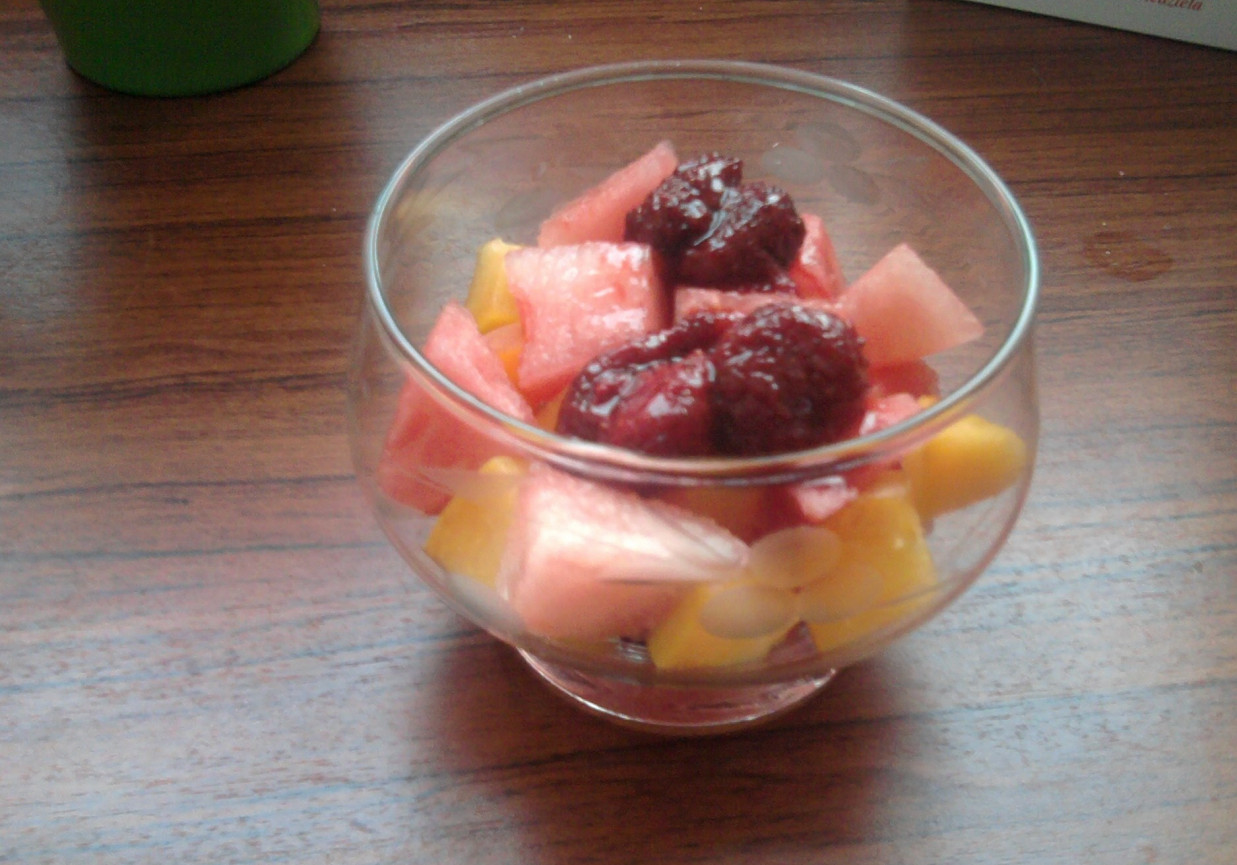 Sałatka owocowa z sosem truskawkowym foto