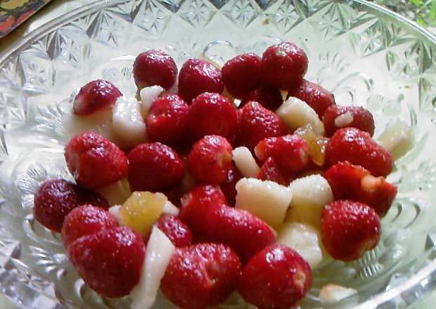 Fotografia przedstawiająca Sałatka owocowa z truskawkami i gruszką