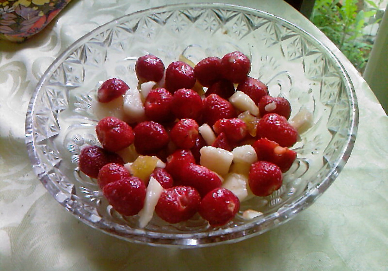 Sałatka owocowa z truskawkami i gruszką foto