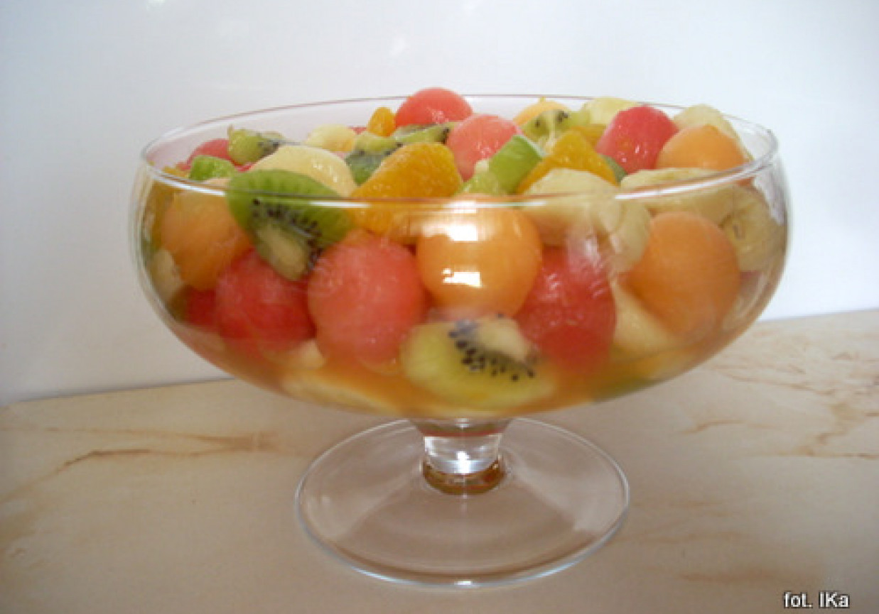 Sałatka owocowa z winem foto