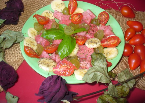 Fotografia przedstawiająca Sałatka owocowa z winogron i arbuza  z  pomidorkami
